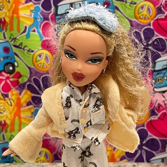 MGA Bratz Slumber Party Cloe Doll in Meygan PJ's  Lot 15 - Picture 2 of 6